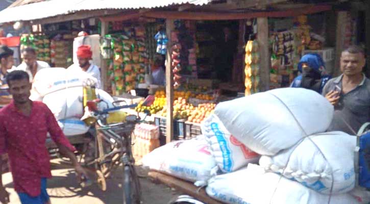 সরকারি চাল মুদি দোকানে, চৌকিদারসহ আটক ২